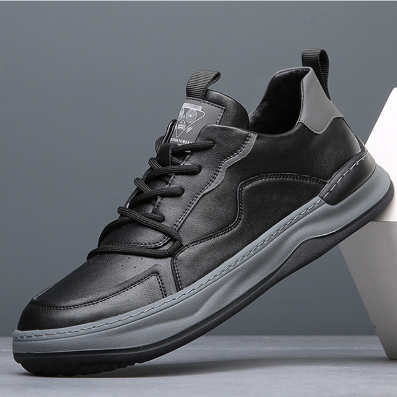 Bruine premium herensneakers, geplaatst op een bankje, met de focus op de klassieke en tijdloze vormgeving van de schoen.