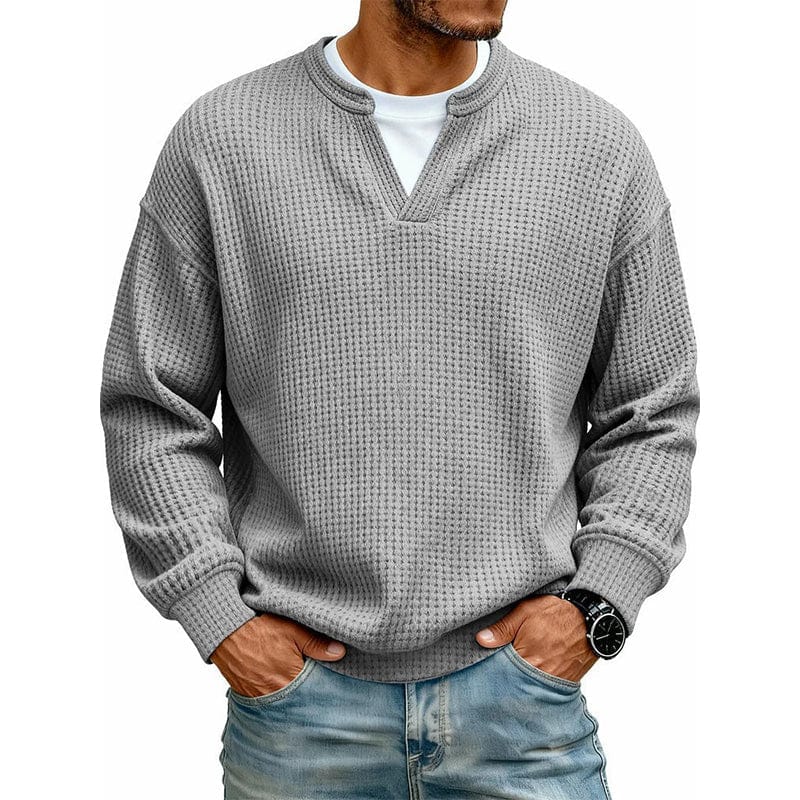 Zijaanzicht van de comfortabele wafelgebreide heren sweater in beige, met aandacht voor de verlaagde schoudernaden.