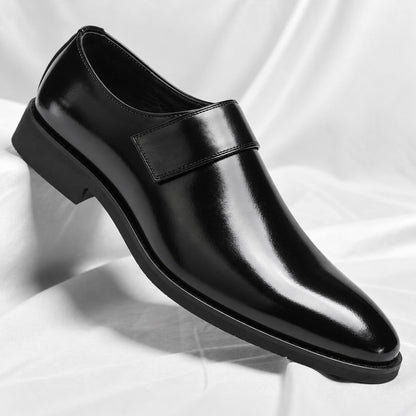 Een man stapt in de zwarte leren loafers, wat het gemak van het instapmodel illustreert.
