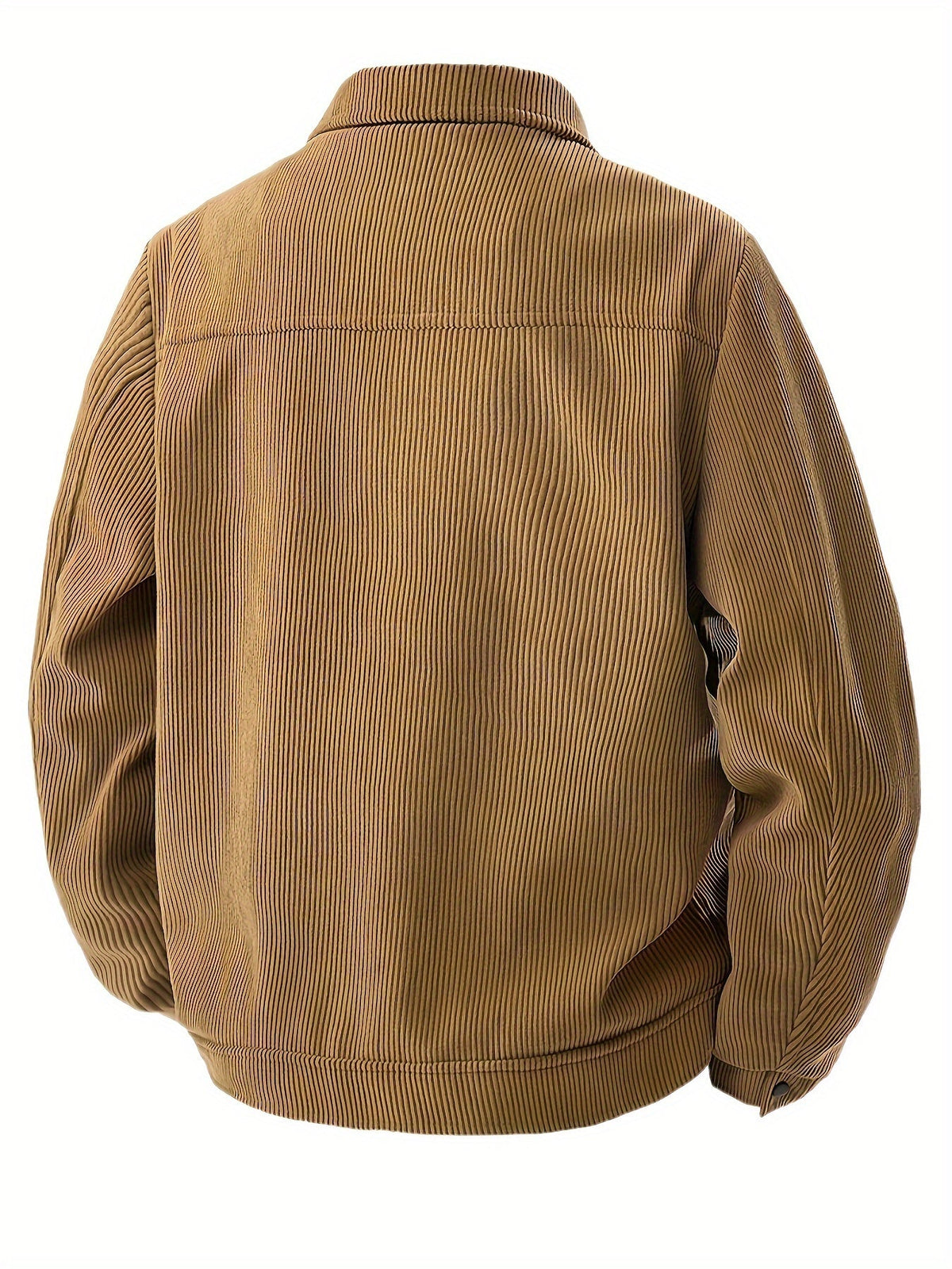 Detailopname van de kraag en revers van de beige corduroy herenjas, benadrukkend de nette afwerking en structuur.