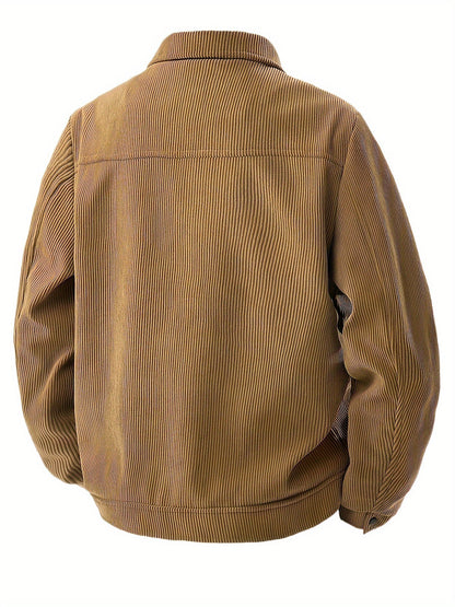 Detailopname van de kraag en revers van de beige corduroy herenjas, benadrukkend de nette afwerking en structuur.