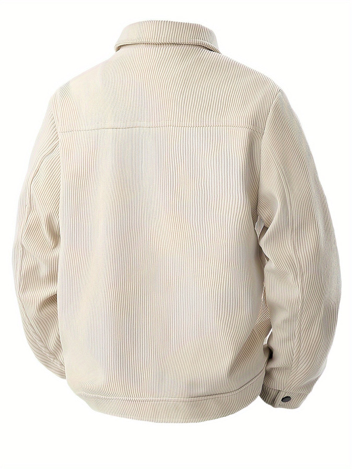 Een man leunt casual tegen een muur, dragend de beige corduroy herenjas, die zijn ontspannen maar stijlvolle uitstraling benadrukt.