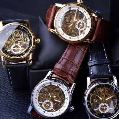 Bovenaanzicht van het Marius automatische horloge, de saffierkristalglas schittert en de klassieke gesp van de leren band is zichtbaar.