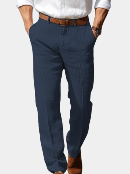 Vooraanzicht van de Aris linnen herenbroek in beige, toont de comfortabele pasvorm en riemlussen.