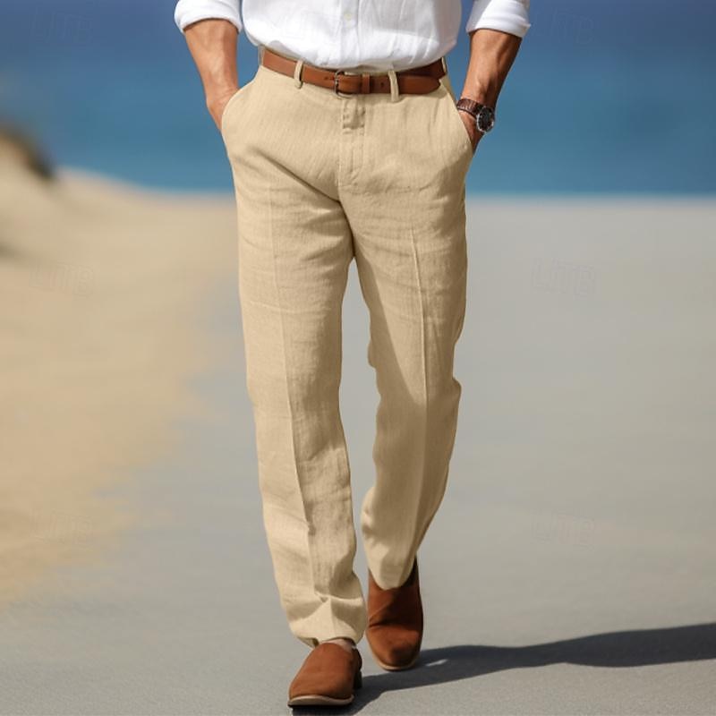 Een man draagt de witte linnen herenbroek in een ontspannen zomerse setting, elegant gestyled.