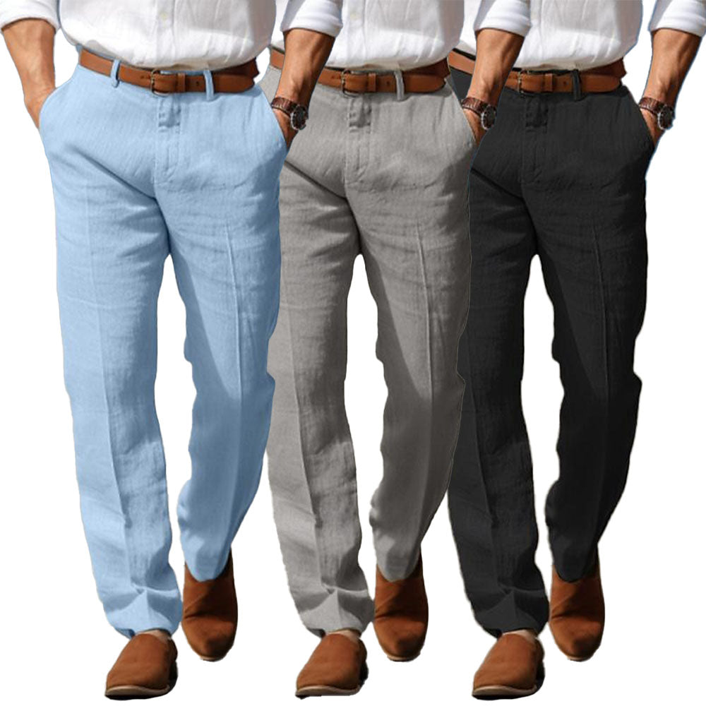 Een man in een formele, maar zomerse setting draagt de beige linnen herenbroek met een overhemd.