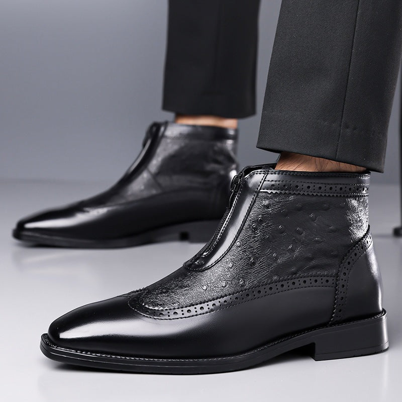 De zwarte herenlaarzen gepositioneerd onder een formele broek, ideaal voor een zakelijke of avondlook.