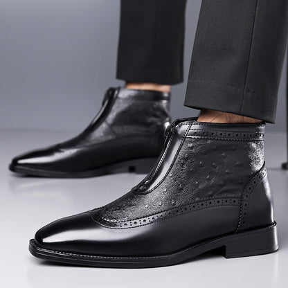 De zwarte herenlaarzen gepositioneerd onder een formele broek, ideaal voor een zakelijke of avondlook.