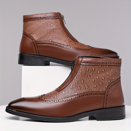 Zijaanzicht van de elegante bruine herenlaarzen, waarbij de brogue-details en lakleren panelen duidelijk zichtbaar zijn.