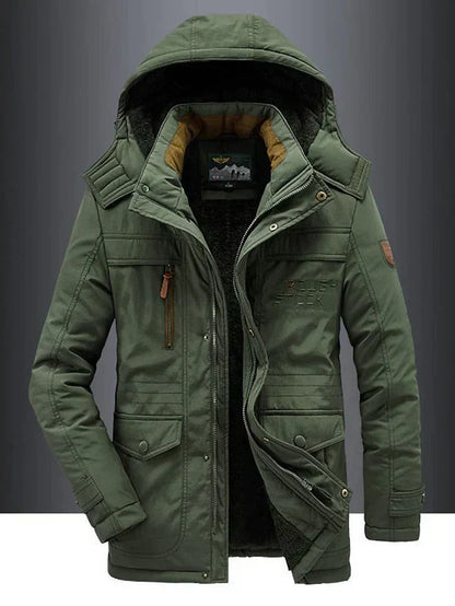 Zijaanzicht van de Hidde winterjas in olijfgroen, toont de comfortabele pasvorm en ruime zakken, perfect voor dagelijks comfort.