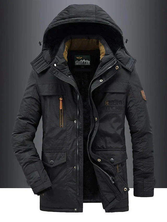 Detail van de afneembare capuchon van de Hidde winterjas, met verstelbaar trekkoord, ideaal voor wisselvallig weer.