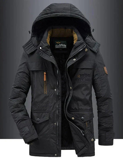 Detail van de afneembare capuchon van de Hidde winterjas, met verstelbaar trekkoord, ideaal voor wisselvallig weer.