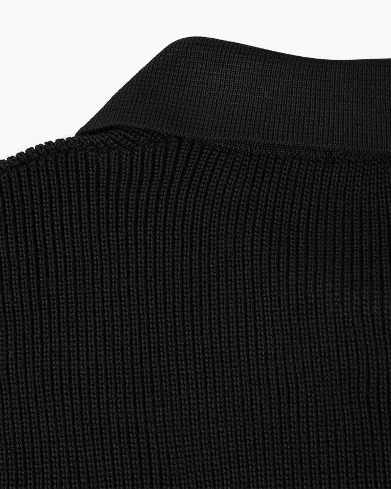 Mannelijk model met de rits half open, casual en toch gekleed, toont de stijlvolle half-zip trui.