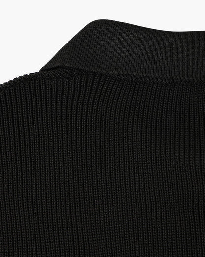 Mannelijk model met de rits half open, casual en toch gekleed, toont de stijlvolle half-zip trui.