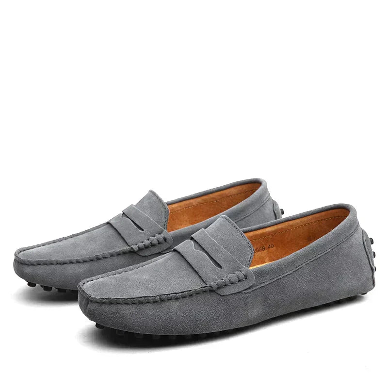 Achteraanzicht van de klassieke denim jeans, met focus op de achterzakken.