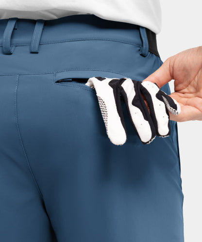Man draagt de blauwe Arthur shorts tijdens een wandeling, wat de veelzijdigheid voor buitenactiviteiten illustreert.