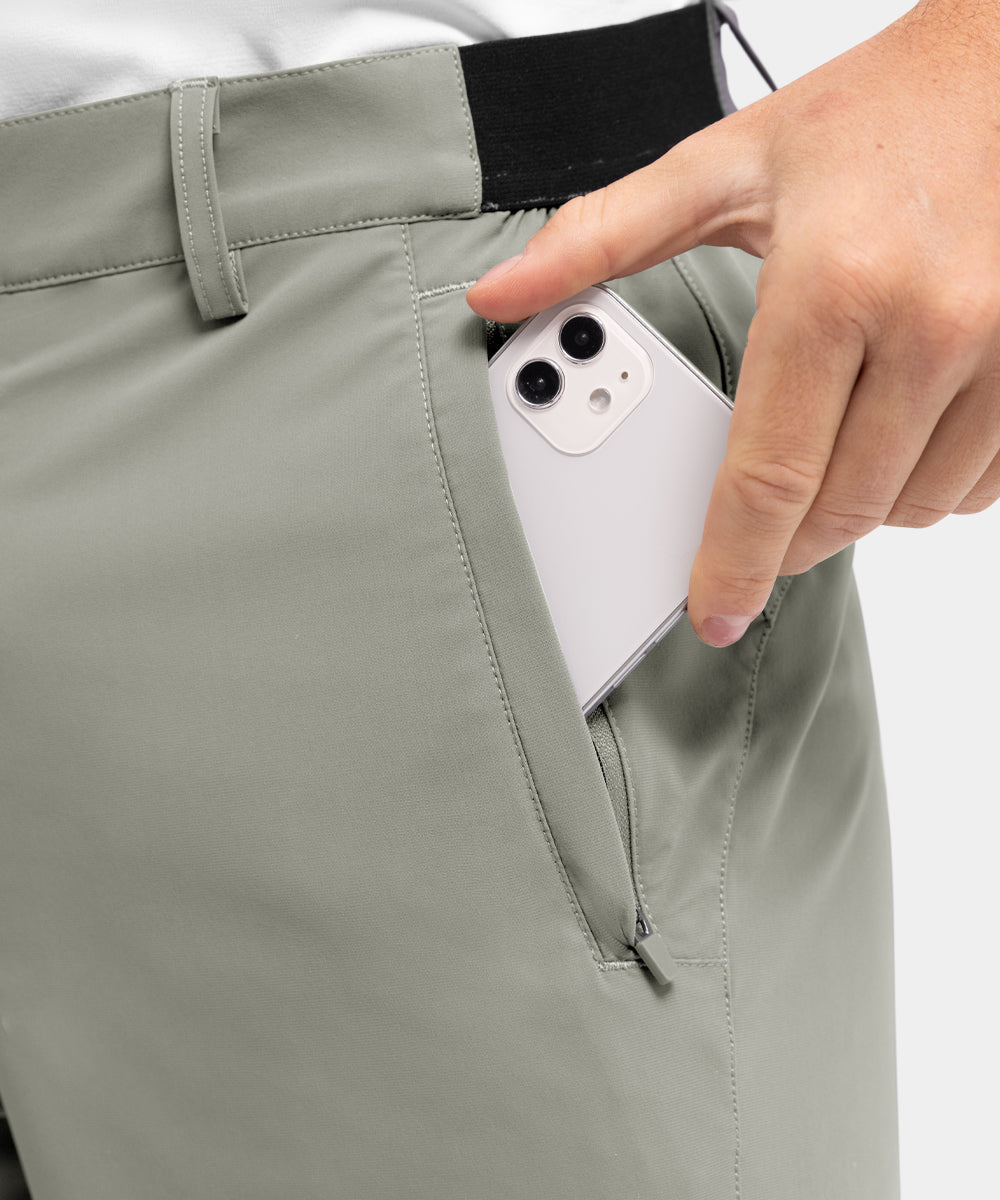 Achterkant van de diep grijze shorts, met nadruk op de strakke lijnen en de functionaliteit van de zakken.