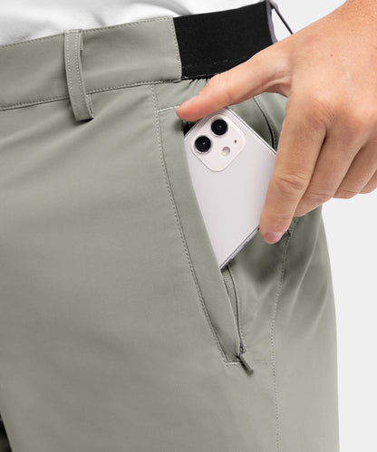 Achterkant van de diep grijze shorts, met nadruk op de strakke lijnen en de functionaliteit van de zakken.