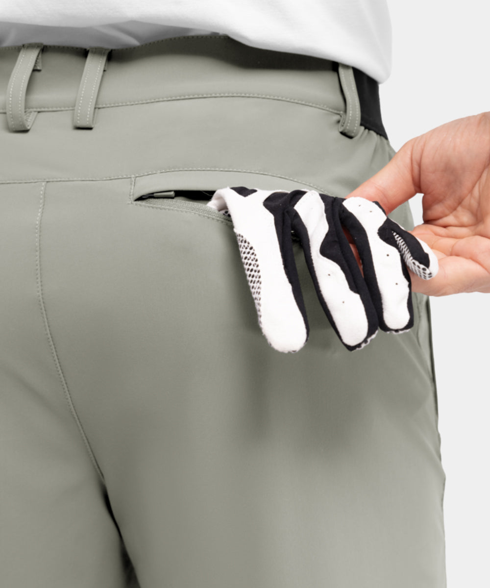 Man draagt de diep grijze Arthur shorts in een stedelijke omgeving, wat de casual elegantie benadrukt.