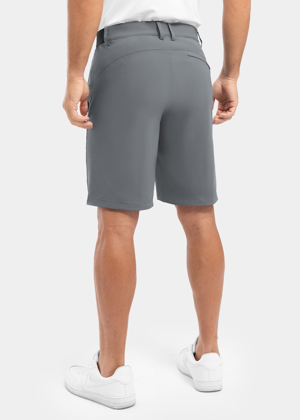 Detail van de licht grijze shorts, met de focus op de elastische tailleband en het comfortabele gevoel.