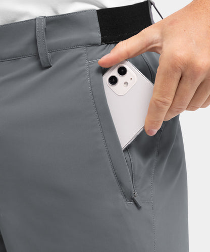 Achterkant van de licht grijze comfortabele shorts, met nadruk op de nette afwerking en het design.
