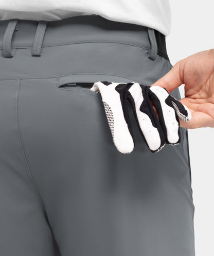 Model draagt de licht grijze Arthur shorts tijdens een ontspannen activiteit, wat de veelzijdigheid toont.