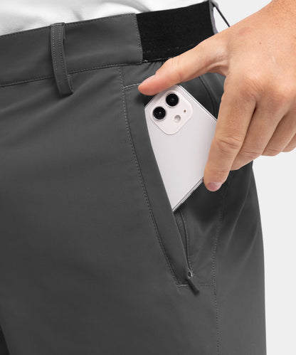 Achterkant van de marineblauwe comfortabele shorts, met focus op de functionele zakken.