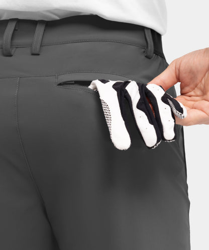 Man draagt de marineblauwe Arthur shorts op de golfbaan, wat de geschiktheid voor sportieve doeleinden toont.