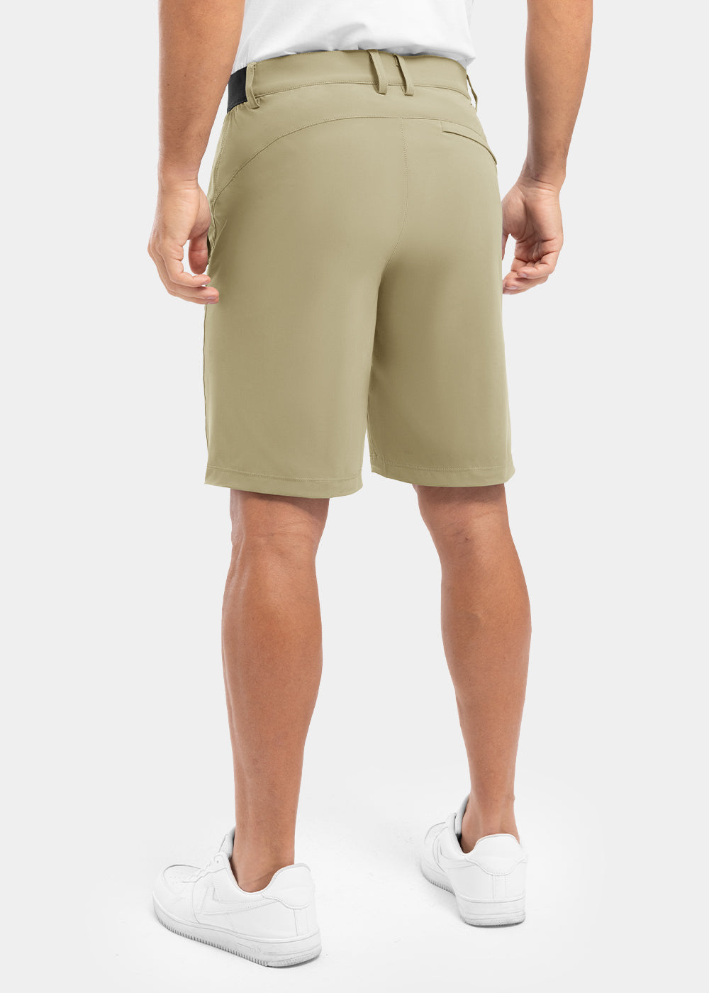 Detail van de khaki shorts, waarbij de robuuste maar comfortabele stof en de knoopsluiting zichtbaar zijn.