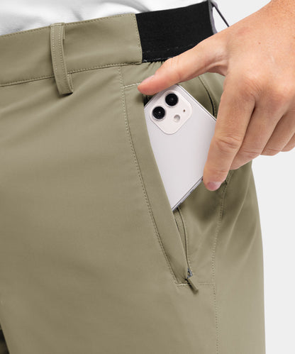 Achterkant van de khaki comfortabele shorts, met nadruk op de achterzakken en de algemene afwerking.