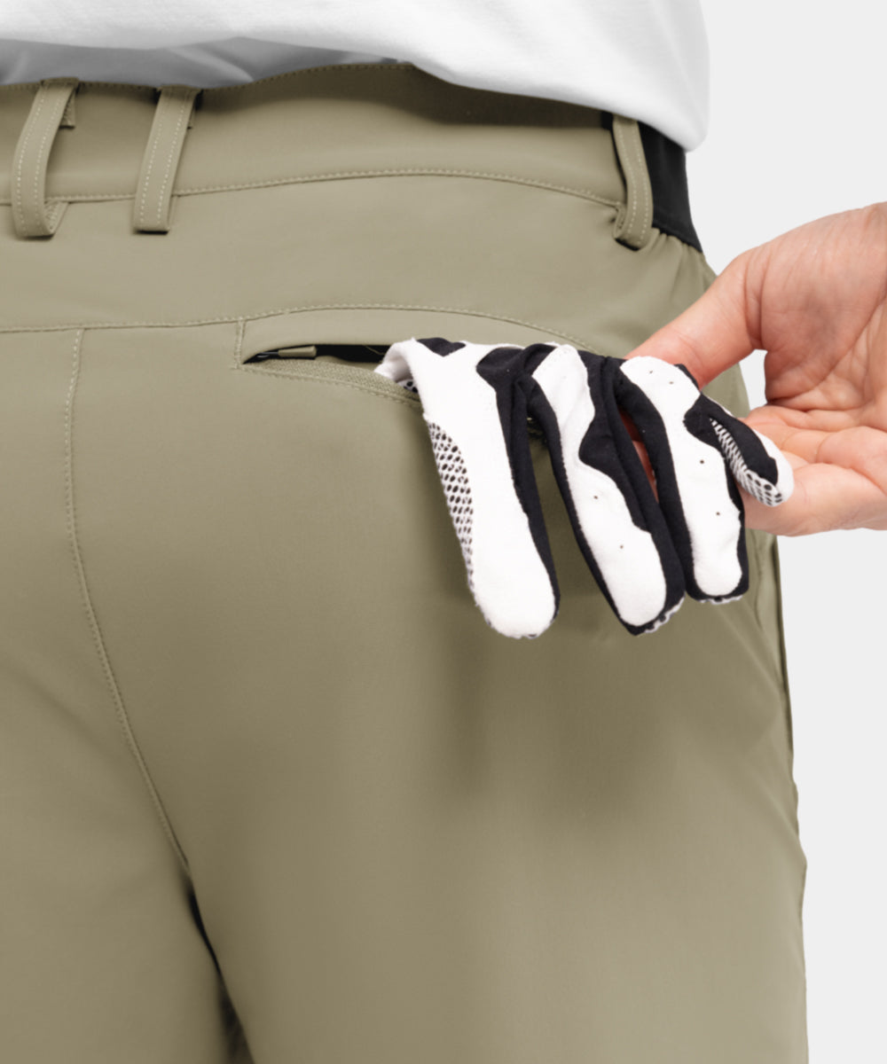 Model draagt de khaki Arthur shorts in een buitenomgeving, wat de veelzijdigheid voor avontuur benadrukt.