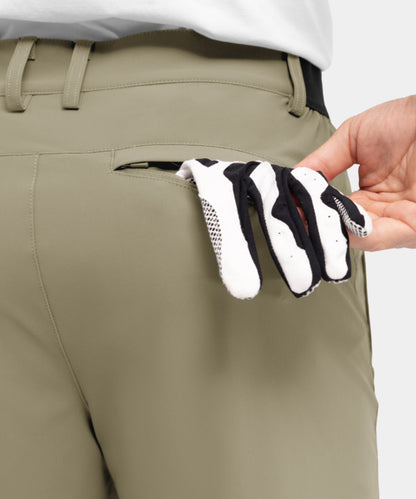 Model draagt de khaki Arthur shorts in een buitenomgeving, wat de veelzijdigheid voor avontuur benadrukt.