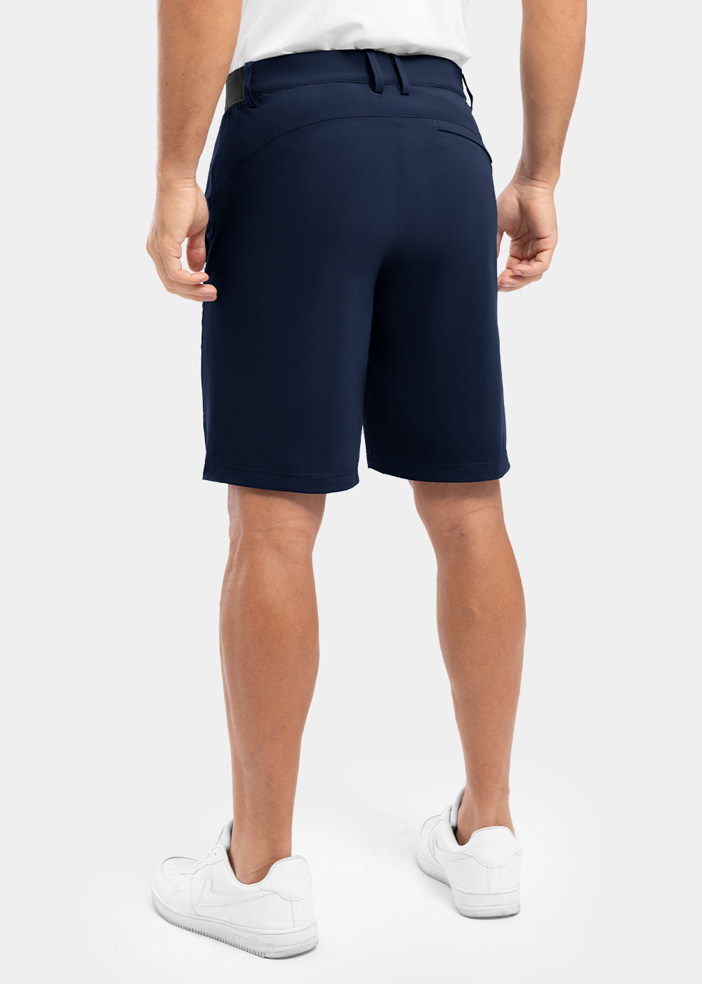 Close-up van de grijze shorts, waarbij de lichte stretch van de stof en de fijne afwerking opvallen.