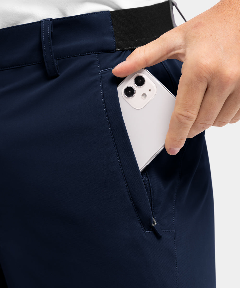 Man draagt de grijze Arthur shorts in een alledaagse setting, wat het gemak van dragen illustreert.