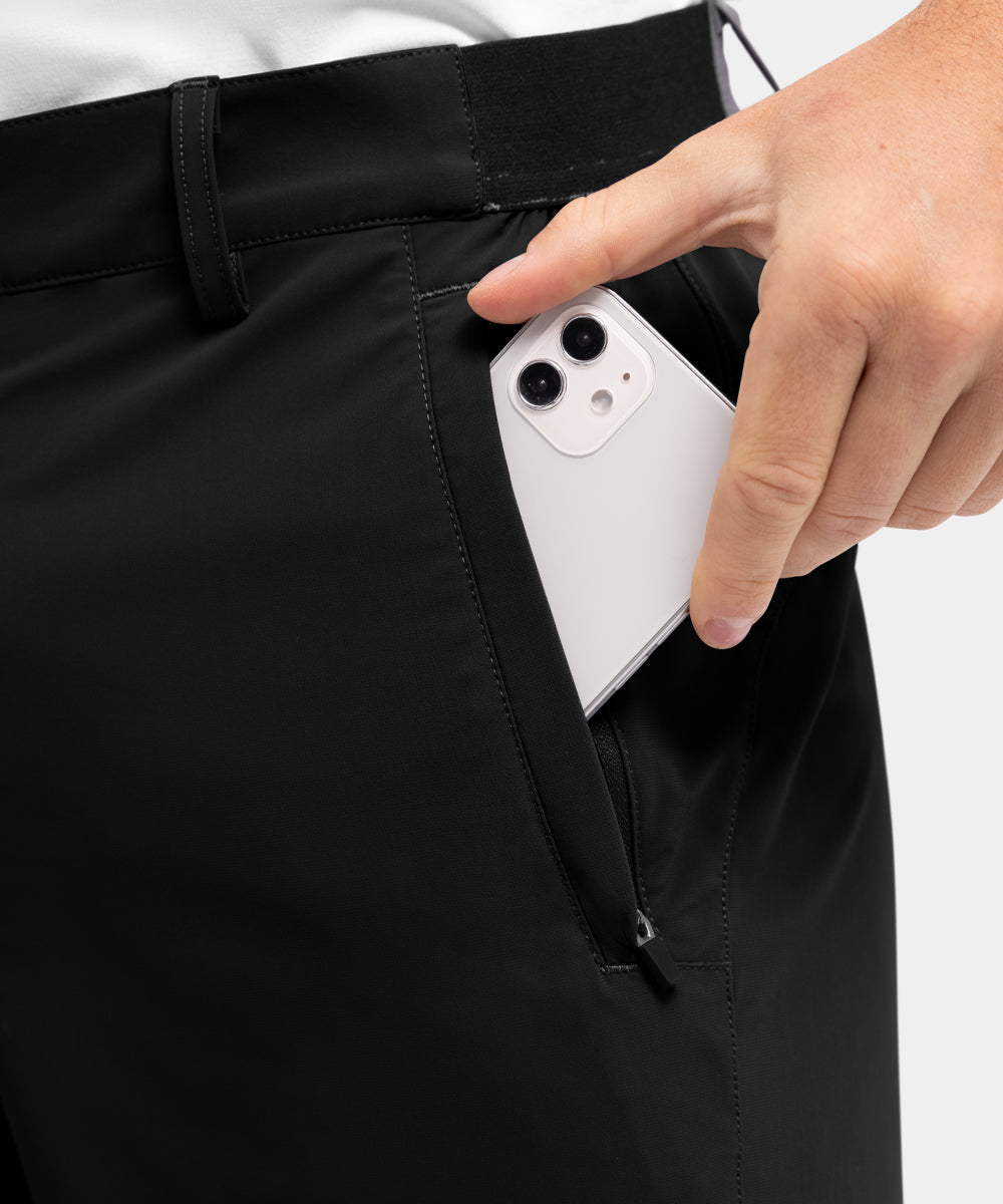 Achterkant van de kameelkleurige comfortabele shorts, met nadruk op de strakke afwerking en de details.