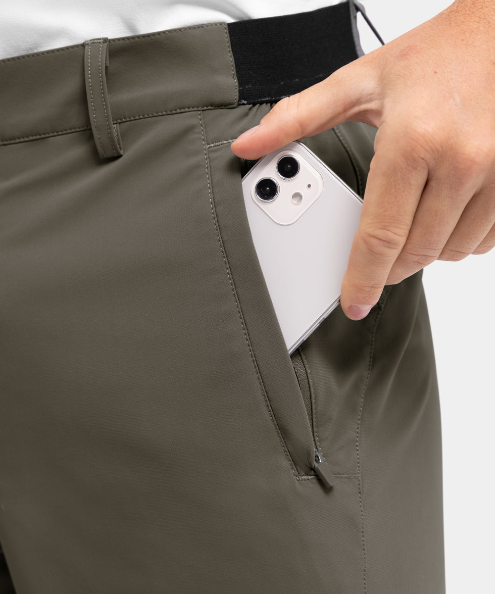 Achterkant van de comfortabele zwarte shorts, met focus op de nette afwerking en de gestroomlijnde look.