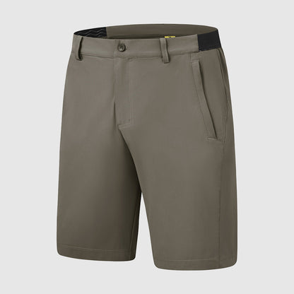 Achterkant van de bruine comfortabele shorts, met focus op de functionaliteit van de zakken en de pasvorm.