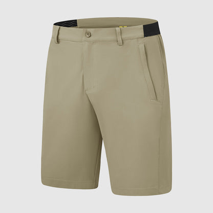 Man draagt de bruine Arthur shorts in een landelijke omgeving, wat de veelzijdigheid voor buitenactiviteiten benadrukt.