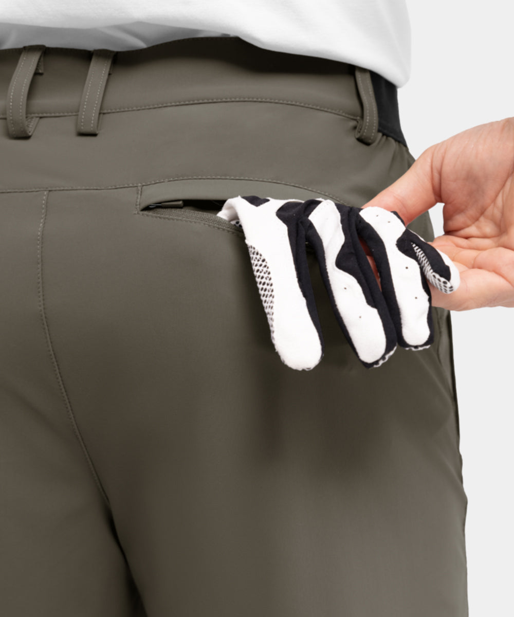 Model draagt de zwarte Arthur shorts in een casual setting, gecombineerd met een licht T-shirt.