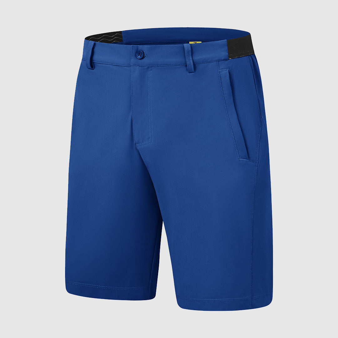 Model met de Arthur shorts, zittend en ontspannen, om de bewegingsvrijheid en het comfort te illustreren.