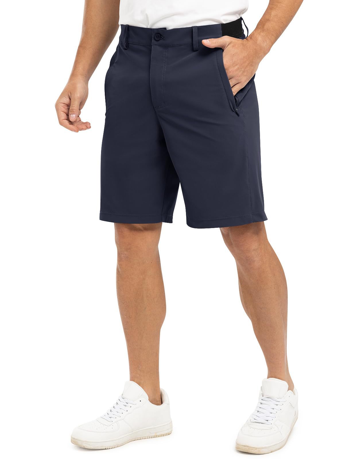 Man loopt in de Arthur shorts, om de pasvorm en het gemak van bewegen te laten zien.
