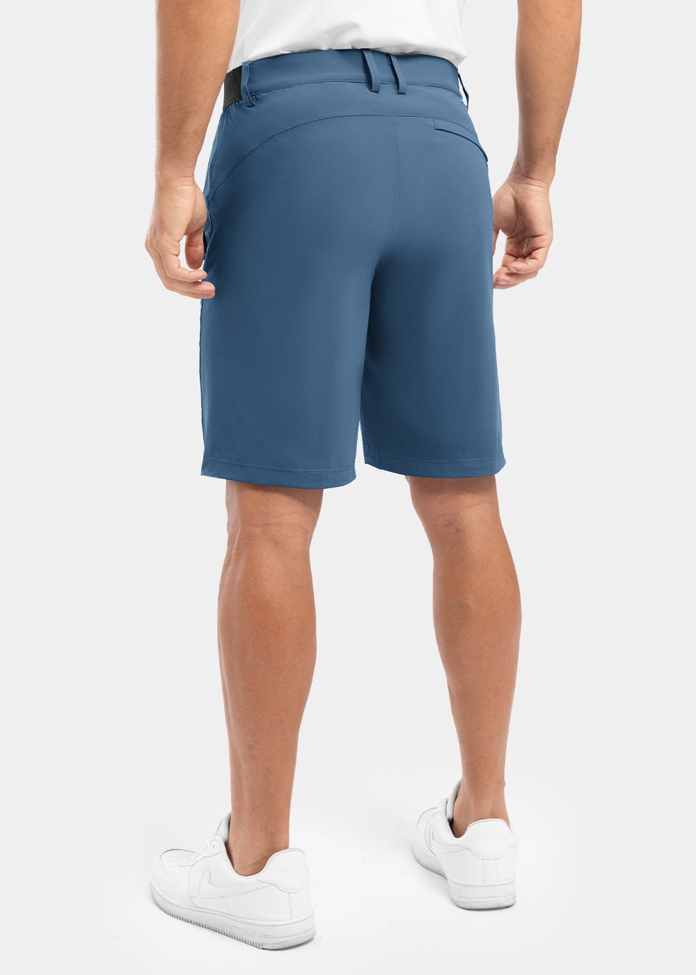 Blauwe herenshorts, detail van de stoftextuur en de stiksels, wat de kwaliteit van het materiaal toont.
