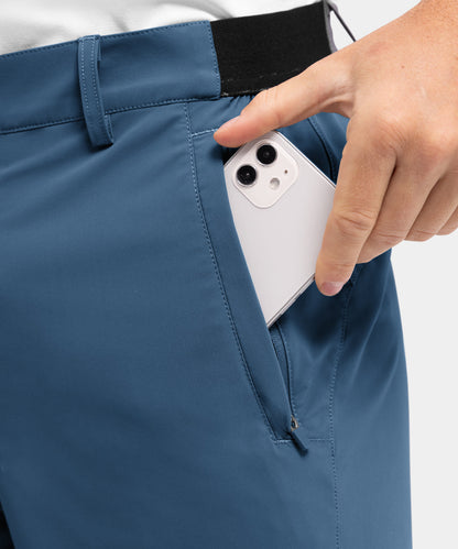 Achterkant van de blauwe comfortabele shorts, met een focus op de zakdetails en de algehele pasvorm.