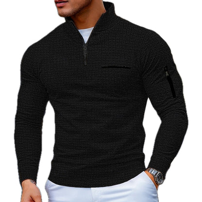 Man toont de sweater in een casual setting, gecombineerd met jeans voor een complete alledaagse look.