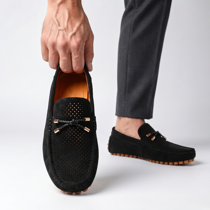 Een man draagt de Arvid heren instappers in een business casual setting, perfect voor een verfijnde look.