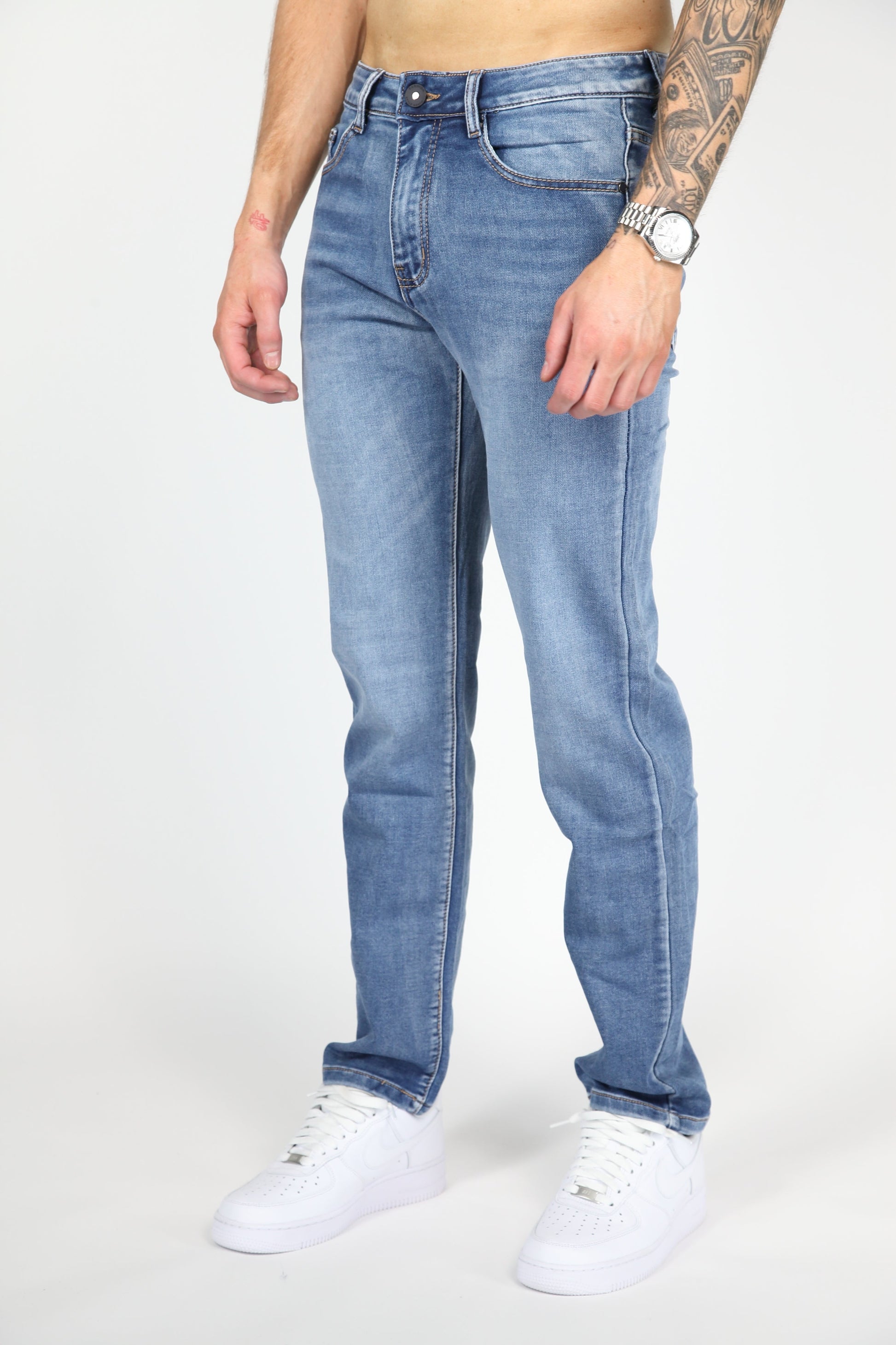Volledig beeld van de lichtblauwe Axel loose fit jeans voor heren, comfortabel en stijlvol.