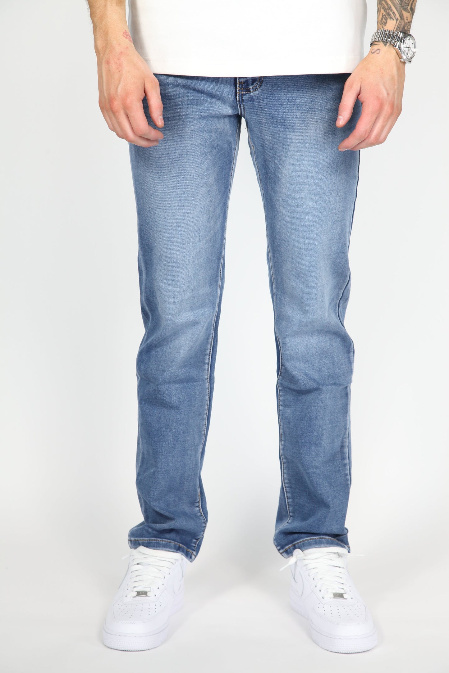 Close-up van de stretchdenim stof van de Axel jeans, toont de zachte textuur en kleur.