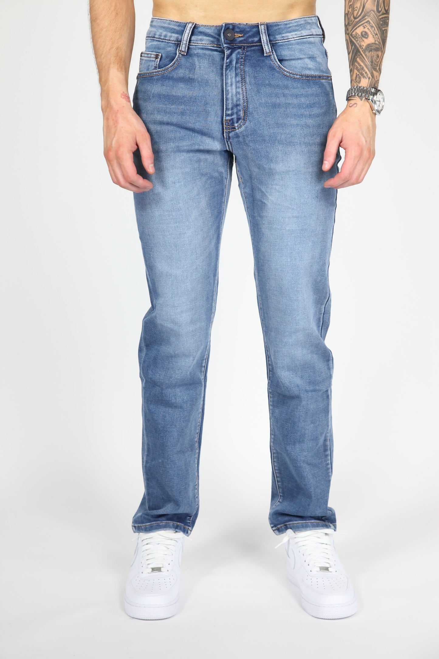 Achteraanzicht van de Axel loose fit jeans, met focus op de zakken en de pasvorm.