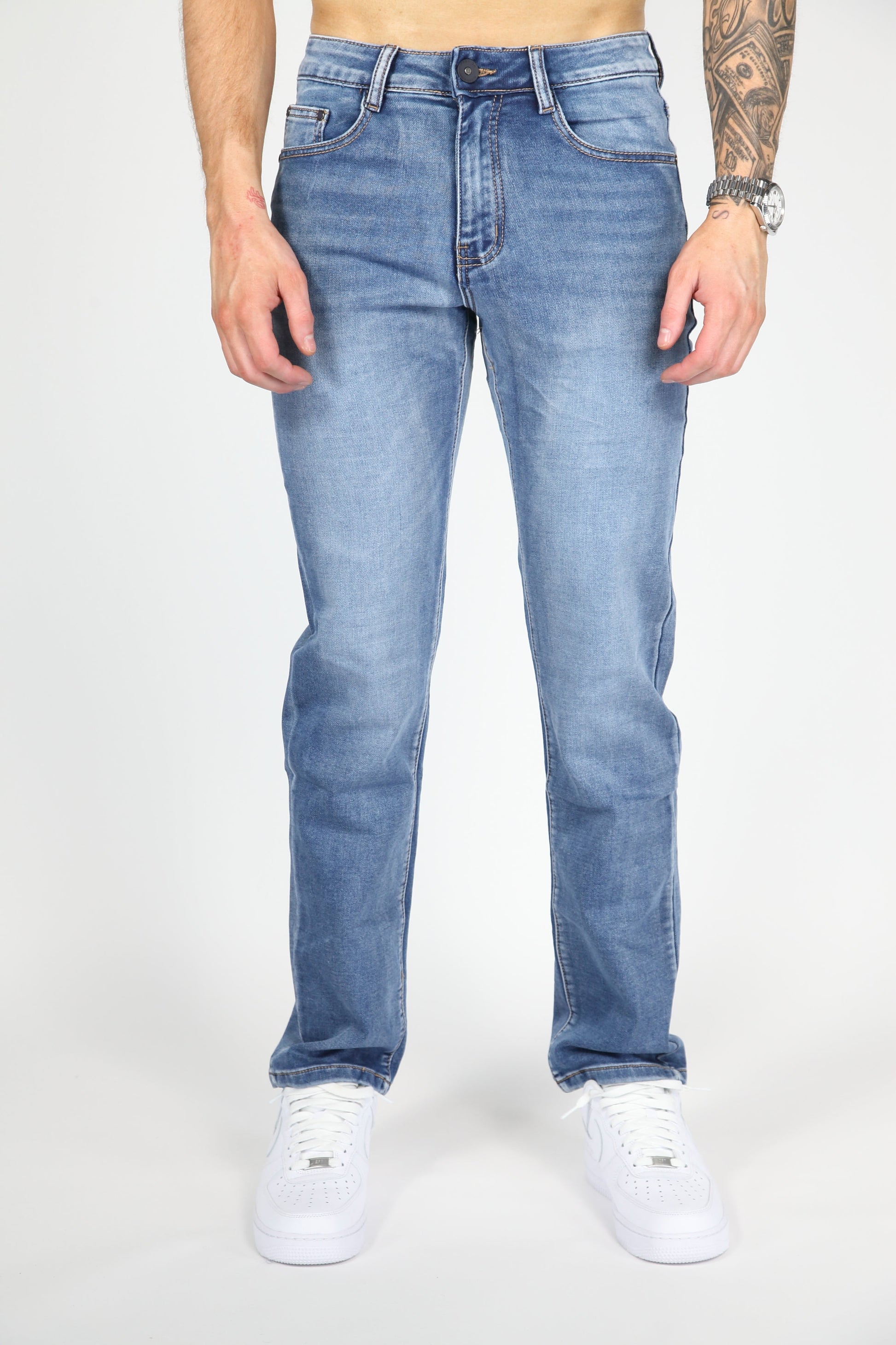 Achteraanzicht van de Axel loose fit jeans, met focus op de zakken en de pasvorm.