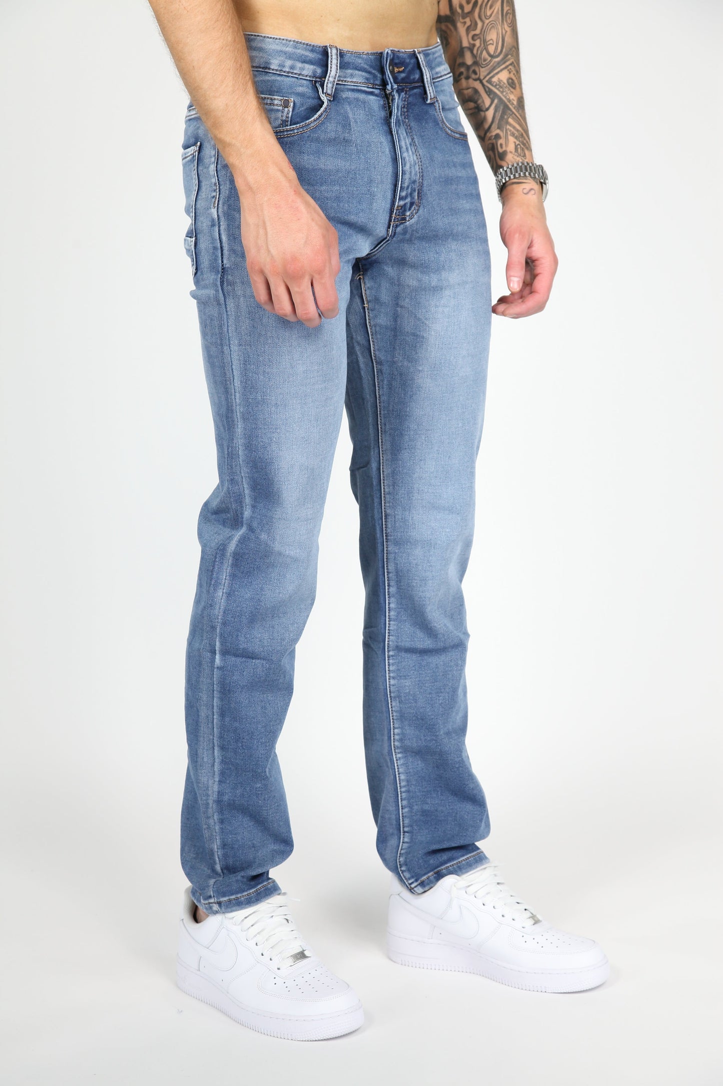 Zijaanzicht van de Axel jeans gedragen door een man, benadrukt de ruime, relaxte snit.